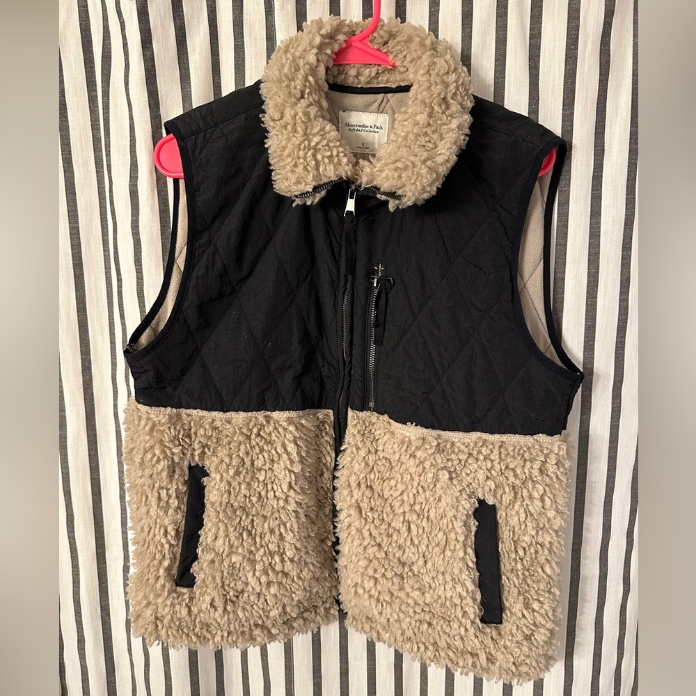 Abercrombie vest. Size small. Black and tan